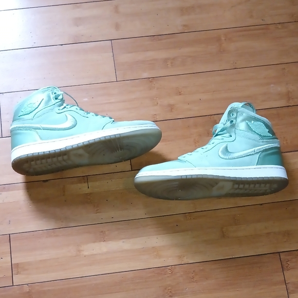 Genuine 100% Authentic Nike Hi top Satin Dunks!Mint green color Womens US sz 9 - Picture 2 of 6
